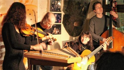 Hackbrettvirtuose Rudi Zapf mit seinen musikalischen Freunden.Foto re