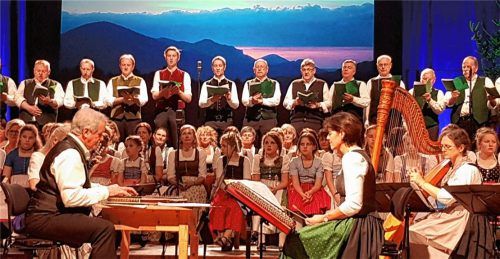 Hans Berger (links) begleitet auf der Zither die Männerchöre. Foto  Maier