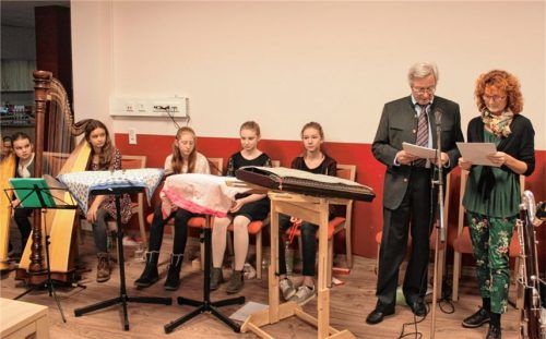 Harfen- und Hackbrettklänge, aber auch vorgelesene Geschichten waren im Haus „Antonius“ zu hören.