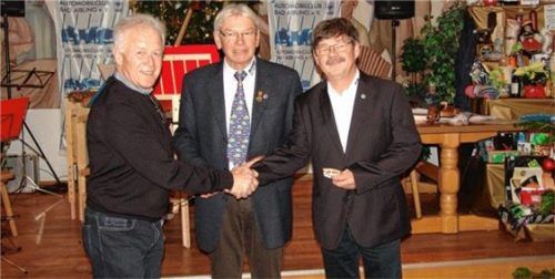 Herbert Lechner, (links), seit 50 Jahren Mitglied des AMC, Jugendleiter Thomas Apel und Vorstand Emil Mathe (Mitte) zeigen per symbolischen Dreifach-Handschlag den Mannschaftsgeist des Vereins.