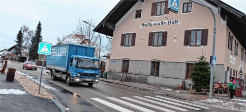 Hier am Zebrastreifen in der Erlstätter Ortsmitte soll nach dem Willen des Gemeinderates und vieler Bürger eine Ampelanlage errichtet werden. Da es sich allerdings um eine Kreisstraße (TS 3) handelt, hat die Untere Verkehrsbehörde im Landratsamt zu entscheiden. 2002 und 2005 waren bereits zwei entsprechende Anträge abgelehnt worden.Foto mmü