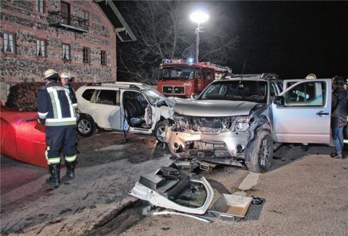 Hier krachte es: Drei Autos wurden in die Karambolage in Waldering verwickelt. Die Straße war stundenlang gesperrt. Foto reisner