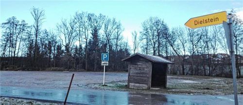 Der Parkplatz am Sportplatz: Hier dürfen montags bis freitags von 7 bis 18 Uhr auch Lkw parken. Foto Stübl
