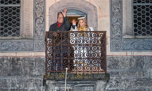 Himmlisch: Bürgermeister Michael Kölbl und Weihnachtsengerl Marlene auf dem Rathausbalkon.Foto john cater