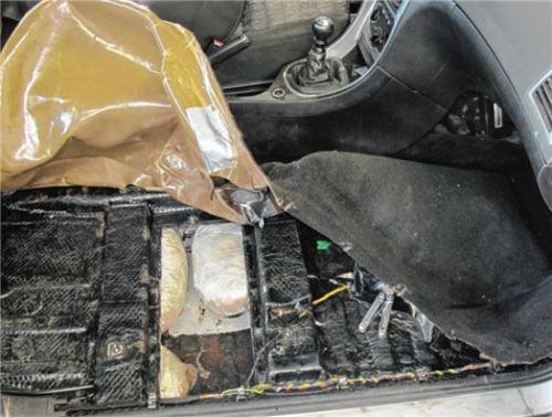 Hohlräume in Autos sind beliebte Verstecke für Drogen: So fanden die Schleierfahnder am Dienstag alleine 21 Pakete mit Rauschgift. Foto re
