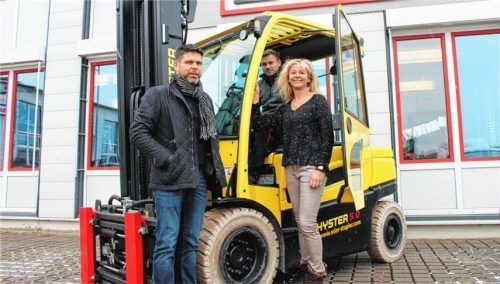 Horst Sellmair (links) mit Azubi Andreas Riedl, Angela Eder und einem Hyster-Stapler am Standort der Eder GmbH in Tuntenhausen. Foto re