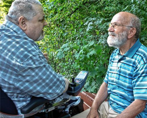 Hospizbegleiter mit Leib und Seele:  Franz Gineiger (rechts) erzählt die Geschichte von den letzten Tagen eines Landwirts im Chiemgau. Wer sie liest, der versteht, warum die OVB-Weihnachtsaktion der Hospizbewegung gewidmet ist.