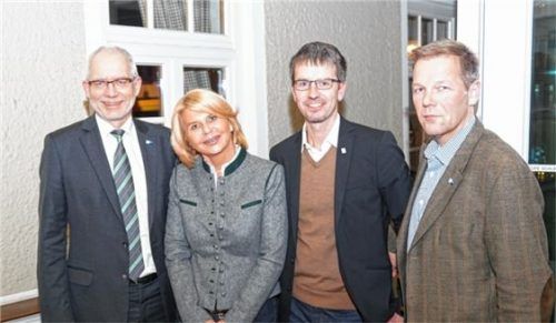 IHK-Vertreter beim Gastgeber, der Flötzinger Brauerei: Peter Kammerer, stellvertretender Hauptgeschäftsführer der IHK für München und Oberbayern mit Flötzinger-Geschäftsführerin Marisa Steegmüller, Andreas Bensegger, Vorsitzender IHK-Regionalausschuss und dem Leiter der Rosenheimer IHK-Geschäftsstelle, Wolfgang Janhsen (von links). Foto re