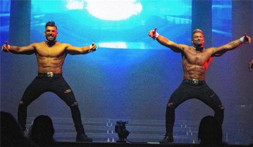 Ihr Markenzeichen: Fliege und durchtrainierter Sixpack-Bauch. Die Chippendales sorgten in Rosenheim für ein ausflippendes Frauen-Publikum. Fotos Hoffmann