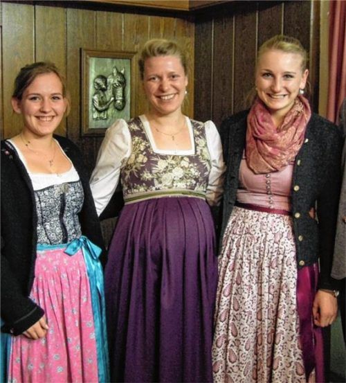 Ihre Nachfolgerinnen Margreth Maier (links) und Barbara Poitner nehmen die bisherige Dirndlvertreterin des Trachtenvereins „Immergrün“ Au, Lisi Huber, in die Mitte.