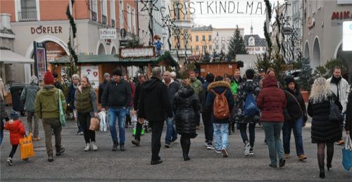 Im Einkaufsfieber: In der Rosenheimer Innenstadt startete gestern das Nachweihnachtsgeschäft. Foto Heise