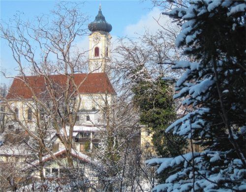Im Herzen der Kurstadt ist an allen Adventswochenenden der kulinarische Christkindlmarkt geöffnet. Die Geschäftswelt lädt zum entspannten Weihnachtseinkauf ein.