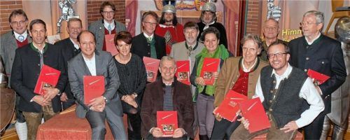 Im Rahmen des Cäcilienkonzerts wurde auch die Festschrift präsentiert. In der Mitte Kiefersfeldens Bürgermeister Hajo Gruber im Kreise der Sponsoren und Macher des Werks. Vierter von rechts Rudolph Erhard, der Verfasser der Festschrift.Foto H-J.Budde