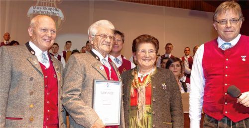 Im Rahmen des Cäcilienkonzerts wurde Jubilar Hans Bichler (Zweiter von links) für 60 Jahre Zugehörigkeit durch Hansjörg Kurz, Irmgard Wohlmuth und Vereinsvorsitzenden Werner Schroller (rechts) geehrt.Foto hko