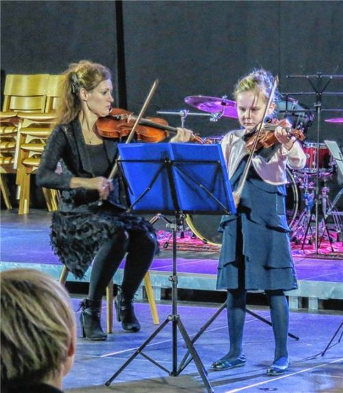 Im Stiftungskonzert der Musikschule eroberten die Jüngsten, wie hier Alicia Pfaffinger mit ihrem selbstbewussten Auftritt, die Herzen der Zuhörer im Sturm.Foto flug