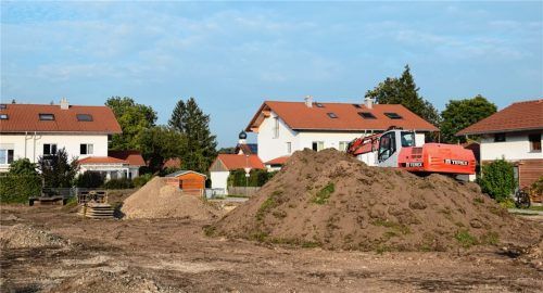 Im Wohngebiet „Am Kapellenbach“ in Westerham baut die Gemeinde zwei Mehrfamilienhäuser. Mit Investitionen wie dieser, in Kinderbetreuung, Infrastruktur und Breitband begründete Bürgermeister Hans Schaberl die Anhebung der Gewerbesteuer. Foto Merk