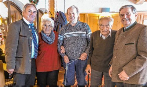 Im Zeichen des 70-jährigen Bestehens stand die Adventsfeier des VdK Wössen. Ortsvorsitzender Josef Kurz-Hörterer (rechts) und stellvertretender Kreisvorsitzender Walter Hindlinger (von links) ehrten für langjährige Mitgliedschaft Ruperta Mühlauer (25 Jahre), Roland Schwarz und Walter Fritsch (beide 30 Jahre).Foto flug