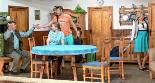 Im Zentrum des Stücks steht die Familie Fritsch, wo anfangs die Stimmung nicht besonders gut ist. Foto  Grundner