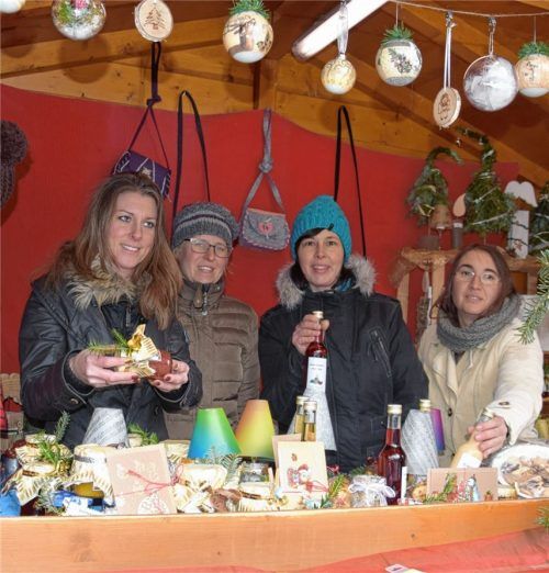 In den Weihnachtsbuden am Dorfplatz wird am zweiten Adventswochenende wieder allerlei Selbstgemachtes angeboten. Ob herzhaft und deftig oder flüssig und süß, genäht, gehäkelt, geschnitzt –ein jeder wird hier fündig.