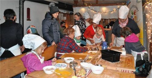 In der „Weihnachtsbäckerei“ gab’s so manche Leckerei. Foto  Eder