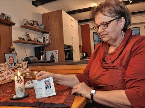 In Erinnerung an Georg Grubwinkler, den „Millifahrer aus Oberwiesbach“: Elisabeth Grubwinkler mit dem Sterbebild ihres Mannes.Foto ha