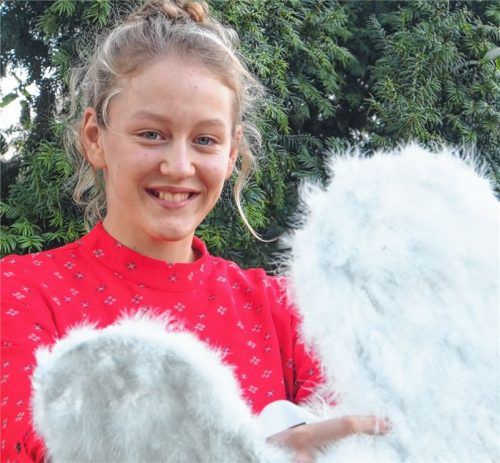 Irene Gruber wird als Ampfinger Adventsengel auch schon mal auf ihre Flügel angesprochen. Foto  kob