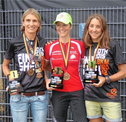 Irmi Schönhuber (links) gewann die Crosslaufserie 2017. Stefanie Stadler (Mitte) wurde Dritte, Katrin Esefeld Siegerin des Finallaufes in Mühldorf.