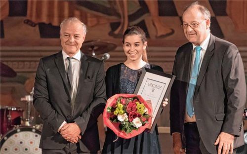 Johanna Trifellner freut sich über die Auszeichnung. Kulturreferent Christoph Maier-Gehring (links) und Landrat Wolfgang Berthaler zeichneten sie aus.Foto ruf