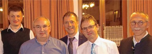 Josef Huber (Mitte) freute sich über betriebstreue Mitarbeiter: Zimmerer Martin Wetterstetter (links), Schreiner Günter Radlmaier (Zweiter von links), Schreiner Robert Müller (Zweiter von rechts) und Johann Peteratzinger (rechts), Produktionsleiter Holzbau.
