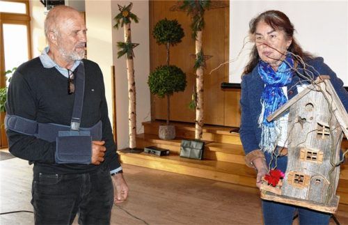 Josef Stein beendet nach 30 Jahren seine Tätigkeit als Kreisfachberater im Kreisverband für Gartenbau und Landespflege. Als Dankeschön gab es von Vorstandsmitglied Gertraud Polz ein Vogelhotel.Foto Hoffmann
