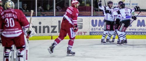 Jubel bei den Starbulls, Entäuschung bei den Miesbachern nach dem zweiten Tor von Michael Baindl (beim Jubeln links). Fotos  Schirmer/Starbulls