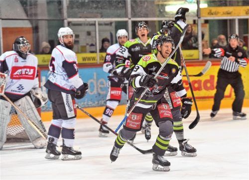Jubel bei den Starbulls und Jussi Nättinen (vorne) nach zwei Siegen am Wochenende. Nättinen ist übrigens laut DEB-Statistiken der Starbulls-Spieler mit der besten Plus/Minus-Statistik und mit den meisten Torschüssen. Foto Ziegler