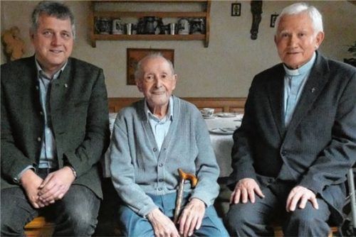 Jubilar Michael Kosek freut sich über den Besuch zu seinem 90. Geburtstag von Pfarrer Drago Curic (rechts) und Bürgermeister Bernd Fessler.Foto Greiner