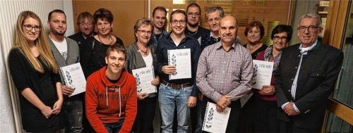 Die Jubilare, darunter Friedrich Hainzl, der für 50 Jahre Mitgliedschaft geehrt wurde (Fünfter von rechts), mit Vertretern des Vorstandes und Bürgermeister Josef Fink (rechts).Foto re