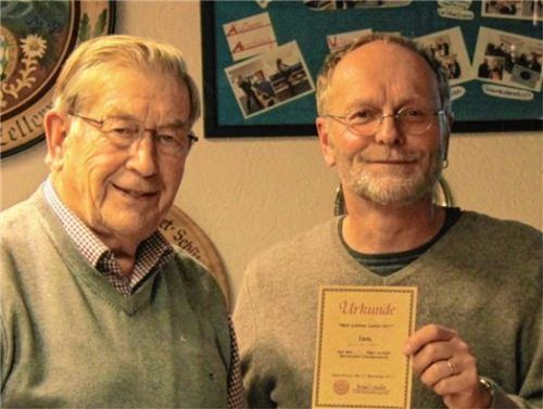Jürgen Scheller gratulierte Horst Schreiber zum ersten Preis des Fotowettbewerbs „Mein Garten“.
