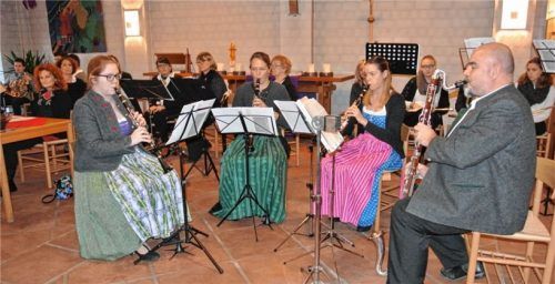 Jürgen Schubert und drei Klarinettistinnen spielten adventliche Musik. Foto Merk