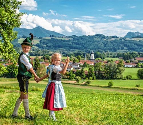 Jugendförderung wird bei den D’Lindntalern groß geschrieben. Deshalb werben auch die beiden jungen Trachtler für das Großereignis im Juli 2018 in Lauterbach.Foto re