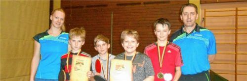 Jugendtrainerin Irena Lauxen, Julian Schäfer, Fabian Schröter, Erik Haßlberger, Michael Peschke und Abteilungsleiter Klaus Heimerl. Foto re