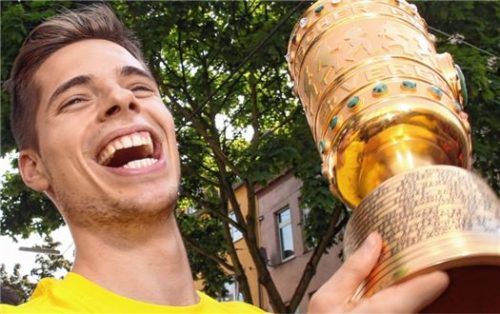 Julian Weigl feiert den Dortmunder Pokalsieg