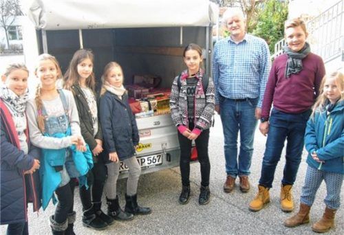 Karo hilft bei Weihnachten im Schuhkarton