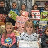Kinder spenden Geschenke an bedürftige Kinder in Rumänien