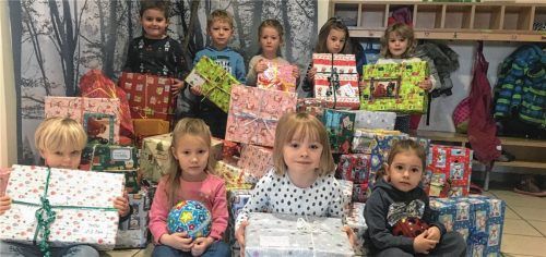 Kinder spenden Geschenke an bedürftige Kinder in Rumänien
