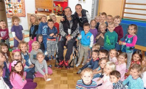 Kindergartenkinder sagen „Danke“ und spenden an Nico Kornhass