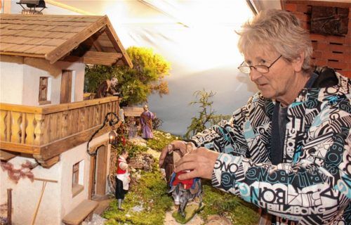 Kirchenmaler und Hausmeister in Personalunion: Ulli Höllinger. Unser Bild zeigt ihn an der bayerischen Krippe, die derzeit in dem neuen Schaukasten in der Christkönigkirche ausgestellt ist. Noch ist die Szenerie (hier die Herbergssuche) bayerisch. Doch sie soll in den Orient versetzt werden – sofern genug Geld für eine Neugestaltung als Jahreskrippe zusammenkommt. Den Hintergrund wird dann der Kirchenmaler gestalten.Fotos kla