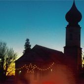 Kirchliche Schattenspiele in der Abenddämmerung