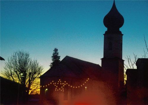 Kirchliche Schattenspiele in der Abenddämmerung