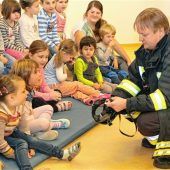 Hoher Besuch im roten Auto