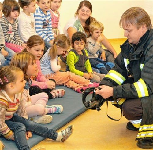 Klaus Schüler zeigt den Kindern den Atemschutz.