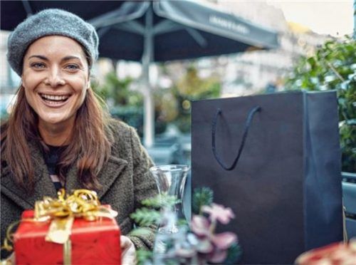 Kleine Geschenke erhalten die Freundschaft – auch unter besten Freundinnen. Foto djd/www.ideas-in-boxes.de/Getty Images/Tempura