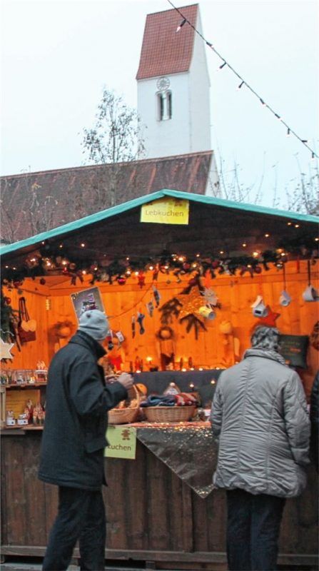 Kleine Holzbuden im Freien und im Stadl bieten neben weihnachtlichen Speisen viele selbst gemachte Geschenkideen und Weihnachtsdekoration.